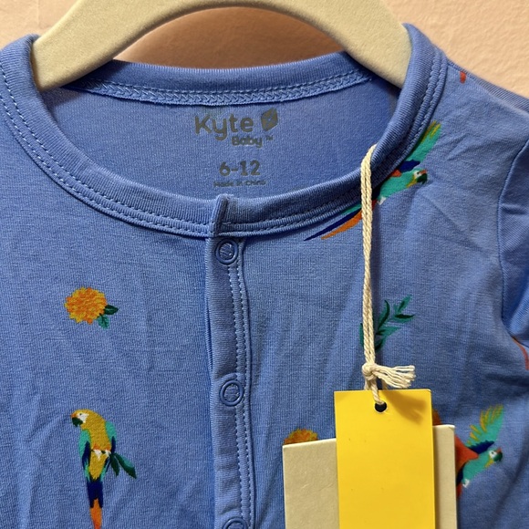Kyte Baby Macaw Snap Romper 6-12 - Picture 2 of 4